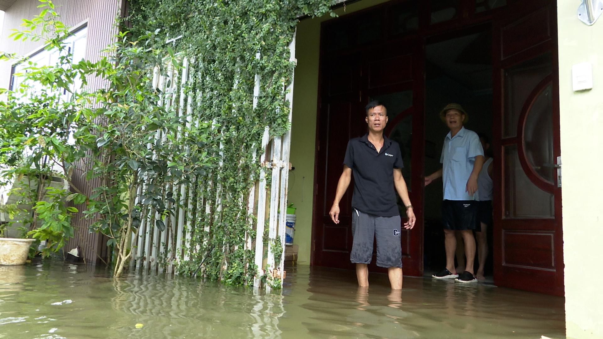 Ban chỉ huy phòng thủ dân sự phường Phủ Lý thành lập đoàn kiểm tra, khảo sát đánh giá tình hình ngập lụt tại TDP số 10A (thuộc tổ 1, tổ 2 phường Quang Trung cũ).