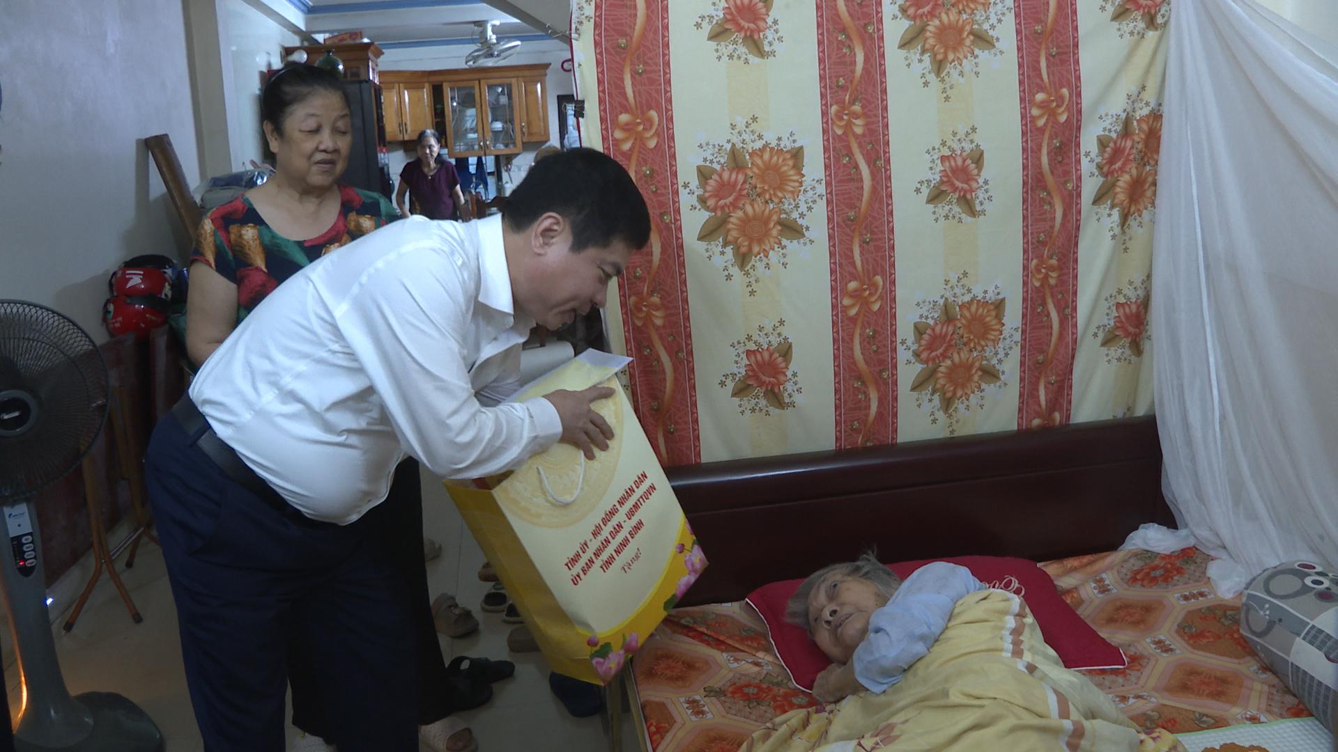 Các đồng chí lãnh đạo tỉnh và phường Phủ Lý, tỉnh Ninh Bình thăm, tặng quà Mẹ Việt Nam Anh hùng tại phường Phủ Lý nhân dịp Quốc khánh 2/9