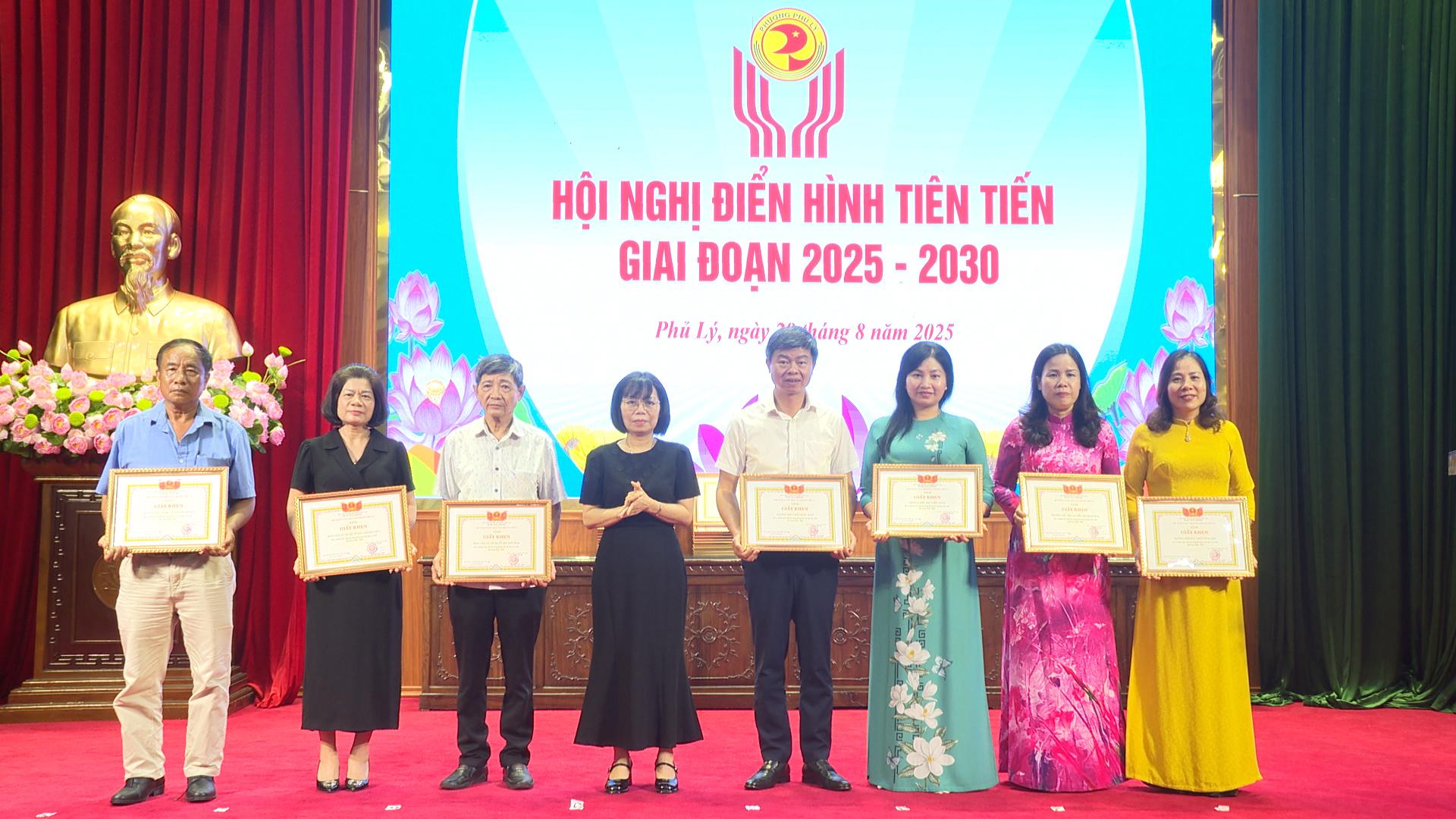 UBND phường Phủ Lý tổ chức hội nghị điển hình tiên tiến giai đoạn 2025-2030.